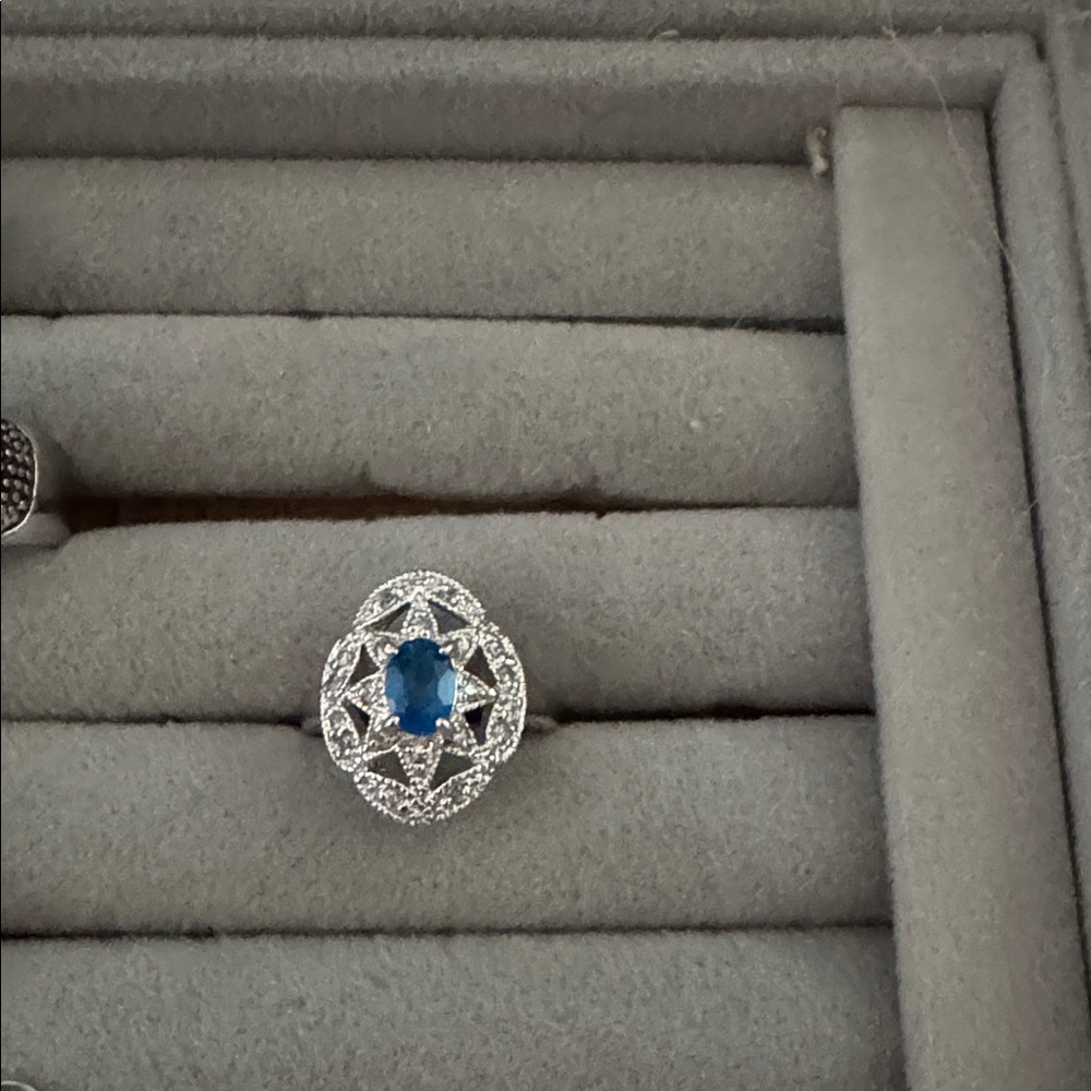 Vintage Elegant Silver and Blue Gemstone Ring - Picture 2 of 3